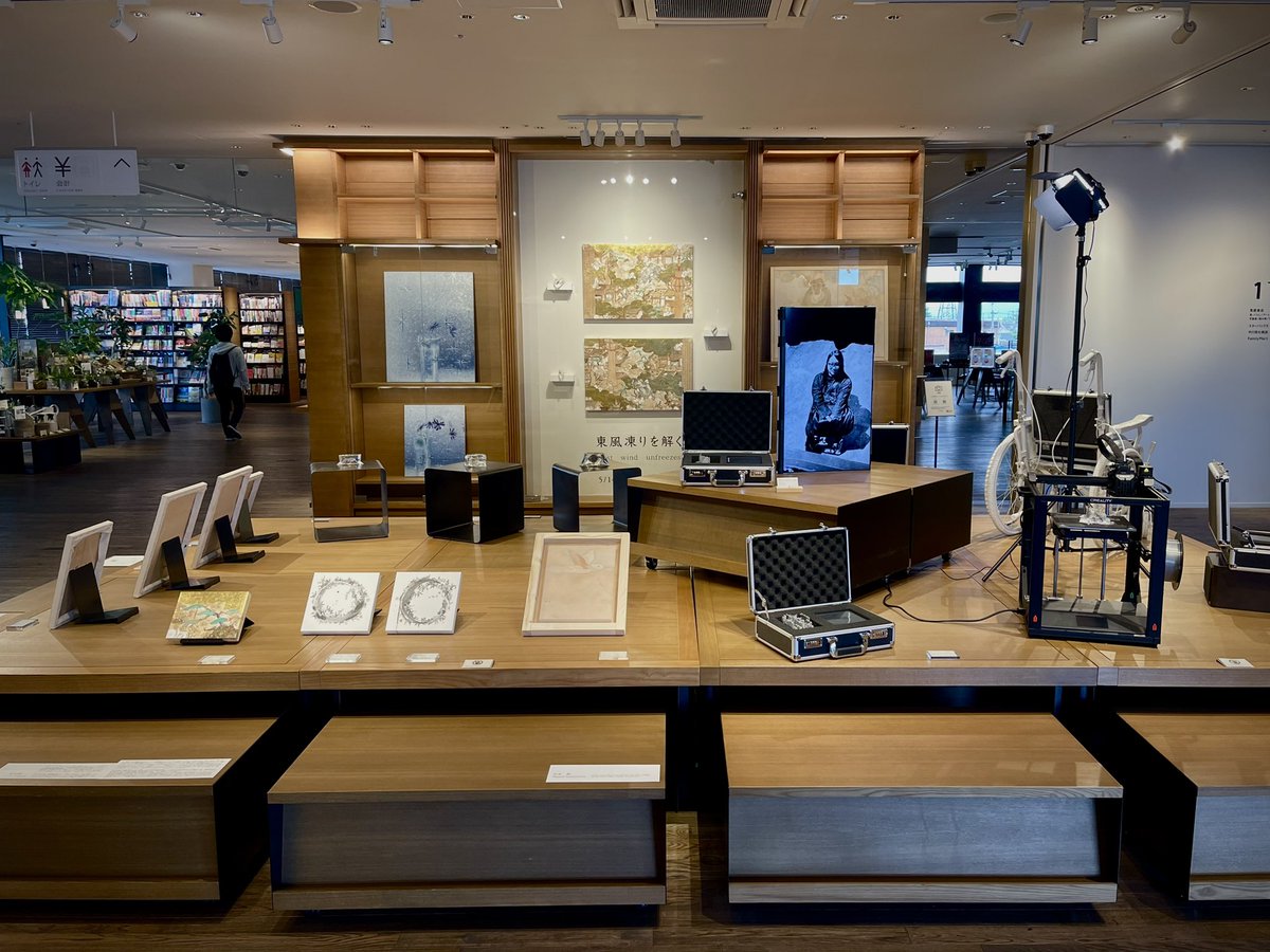 ⁡【開催中】〜6/2(日)まで
「⁡東風凍りを解く」
store.tsite.jp/nara/event/mag…
現代アーティスト5名によるグループ展。

(順不同)
#河崎海斗
#平山悠羽 
#檜皮一彦
#中本雅
#西垣肇也樹 
⁡
⁡ぜひ会場でご覧下さい！