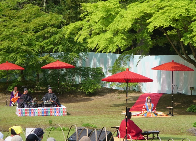 5月26日、毛越寺で久しぶりに開催された「曲水の宴（ごくすいのえん）」
残念ながら所用があり、いけませんでした。
曲水の宴の思い出から
2010年5月23日と2013年5月26日の写真から
「竜頭鷁首」の船が変わったときですね。