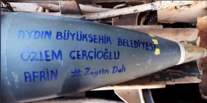Adı Özlem Çerçioğlu
Aydın belediye başkanı 
Çocukların üzerine düşecek onları öldürecek top mermisinin üstüne adını yazdırıyor.

Utanç verici!!! Rezillik!!!
