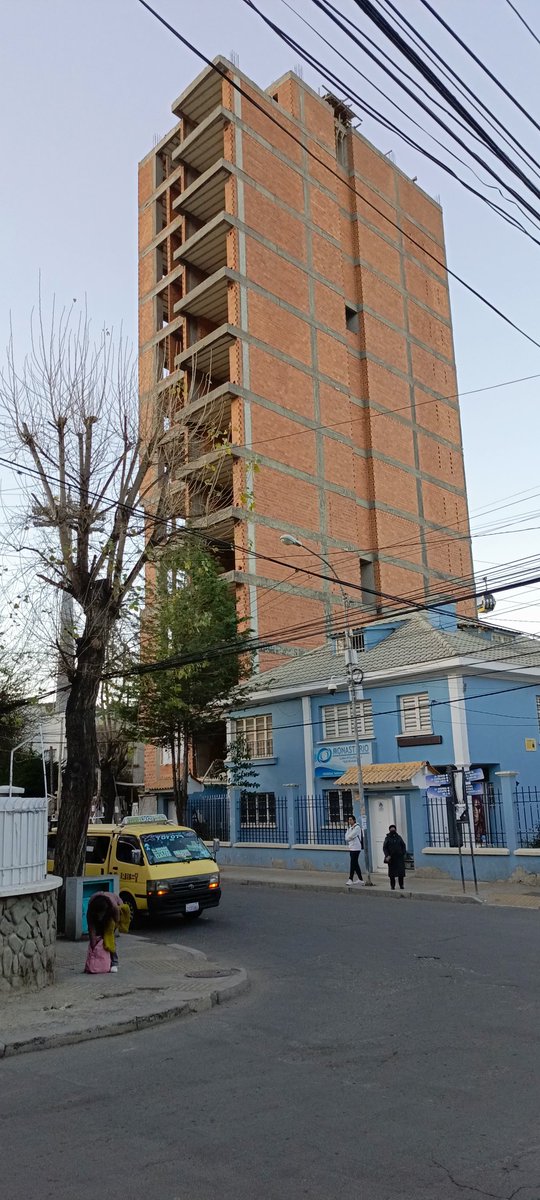 @sopocachi_org Calle Víctor Sanjinés, esquina Ricardo Mujia. 13 plantas, obra de Lora. Siendo que la norma prevé seis plantas, hay indicios de que iban a 'regularizar' las construcciones en esta gestión. 
Les dieron luz verde y eso es lo que debe investigar la Fiscalía.