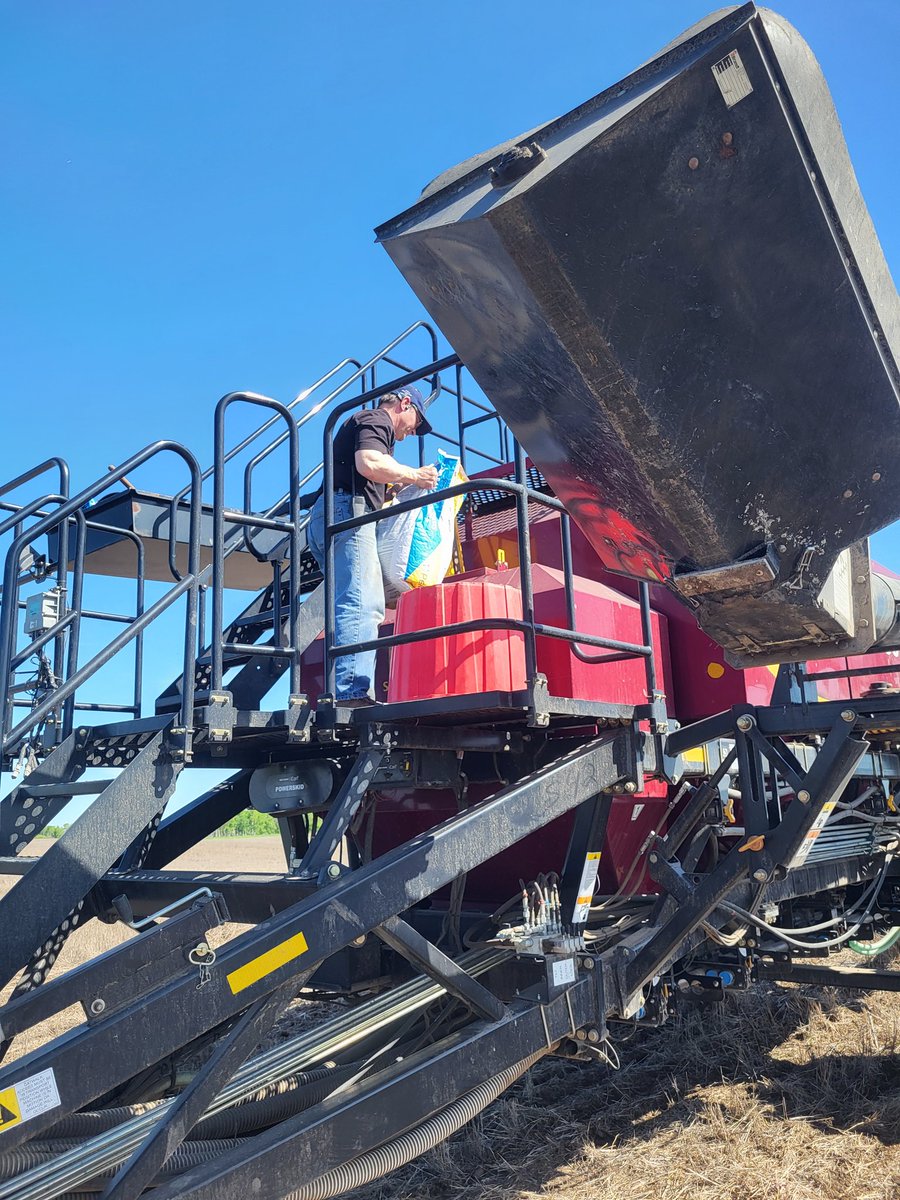 Page__Newton's tweet photo. #plant24 @canterraseeds #LibertyLink #canola trial going in the ground today @Edgar_Hammer Thx Ed & Jason for taking time to do #trialwork #howwelearn #westcdnag Last field of #plant24 for them! https://t.co/1ZMLKD7TVL