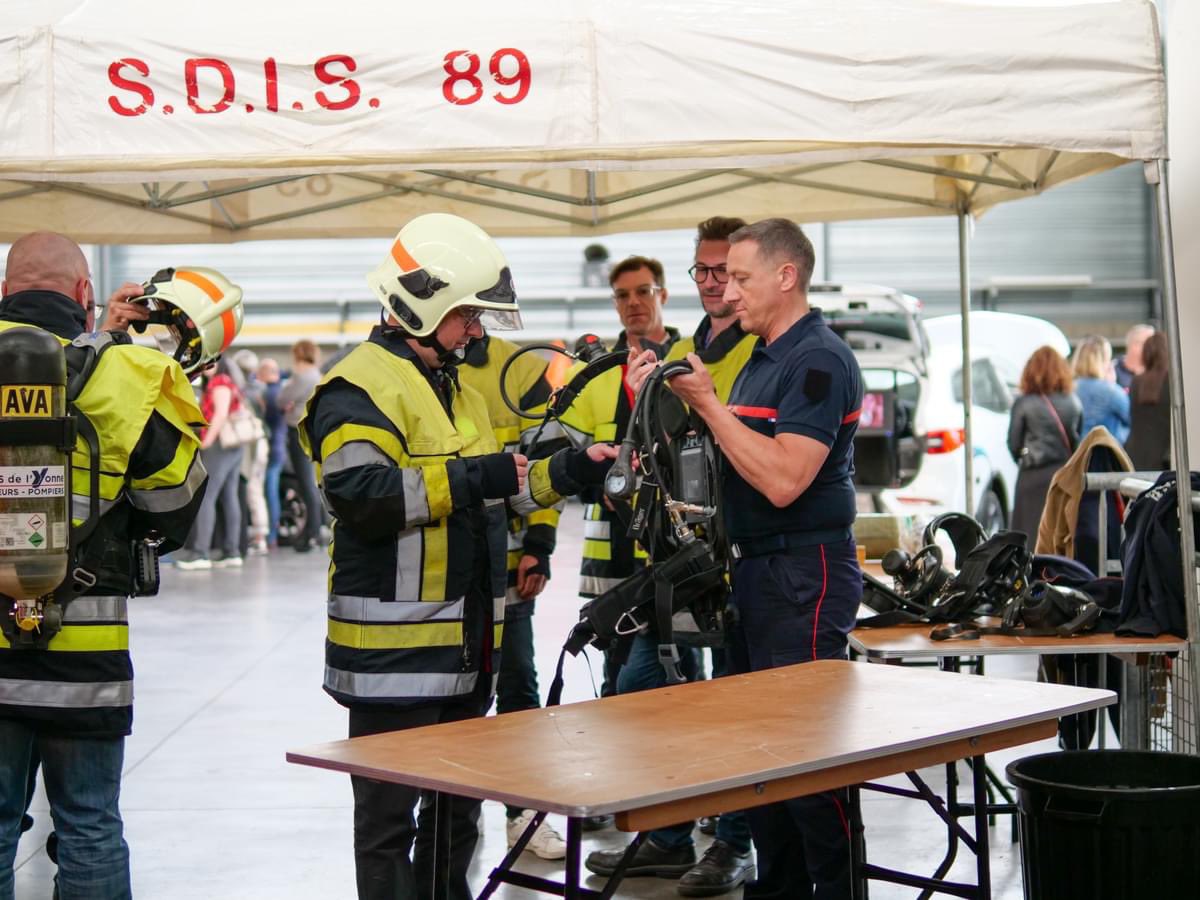 SDIS_89's tweet photo. #Throwback / Plus de 100 #Employeurs l'ont déjà fait, il ne manque plus que vous ! @medef 

👩🏻‍🚒👨🏻‍💻 #Immersion des chefs d'entreprise dans la peau d'un #Pompier le temps d'une soirée.

✅ Conventionner les #SPV avec leurs entreprises respectives, un #Engagement gagnant-gagnant. https://t.co/qEv8oyAZOD