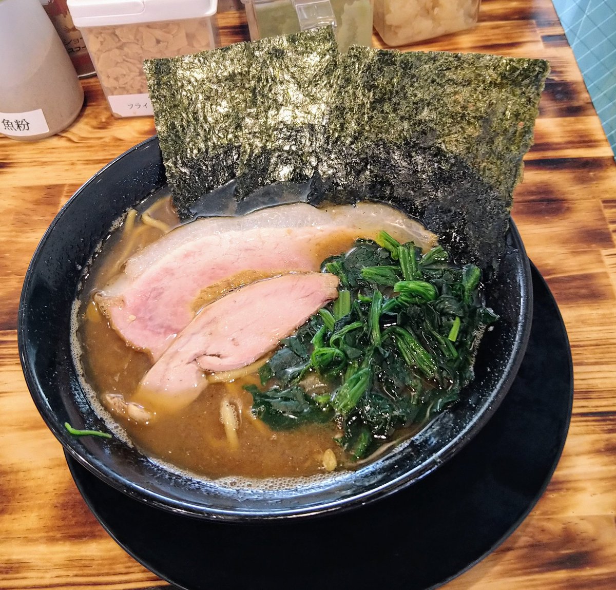 ＃宮城　＃仙台　＃ラーメン
青葉区立町　家系ラーメン王道家直系鬼道家
ラーメン、煮干し味、麺硬、油多
②
鶏油と鶏ガラが熟成豚骨スープにマリアージュしてこそ総合家系が完成する。煮干し味はスープを味わいたく、あえてライスは頼まず、最後に割スープをリクエスト。本当に美味しいスープです‼