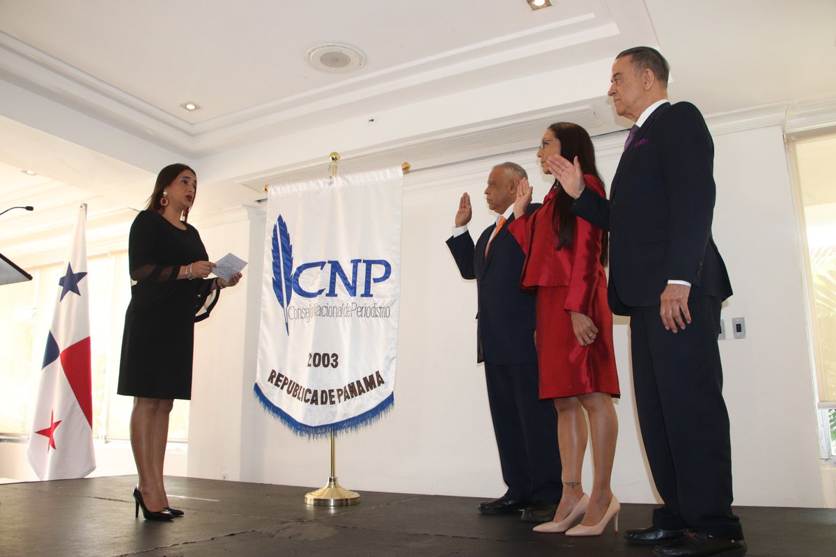 USMApanama's tweet image. ✨ Profesora Zailary Chávez, directora de la Escuela de Comunicación Social toma posesión como presidenta del CNP en representación de la USMA.

Lee más aquí:
info.usma.ac.pa/profesora-zail…

#COSOSUSMA #AECOSUSMA #ComunicaciónSocial #PeriodismoPanamá #CNP #USMAPanamá #YoSoyUSMA