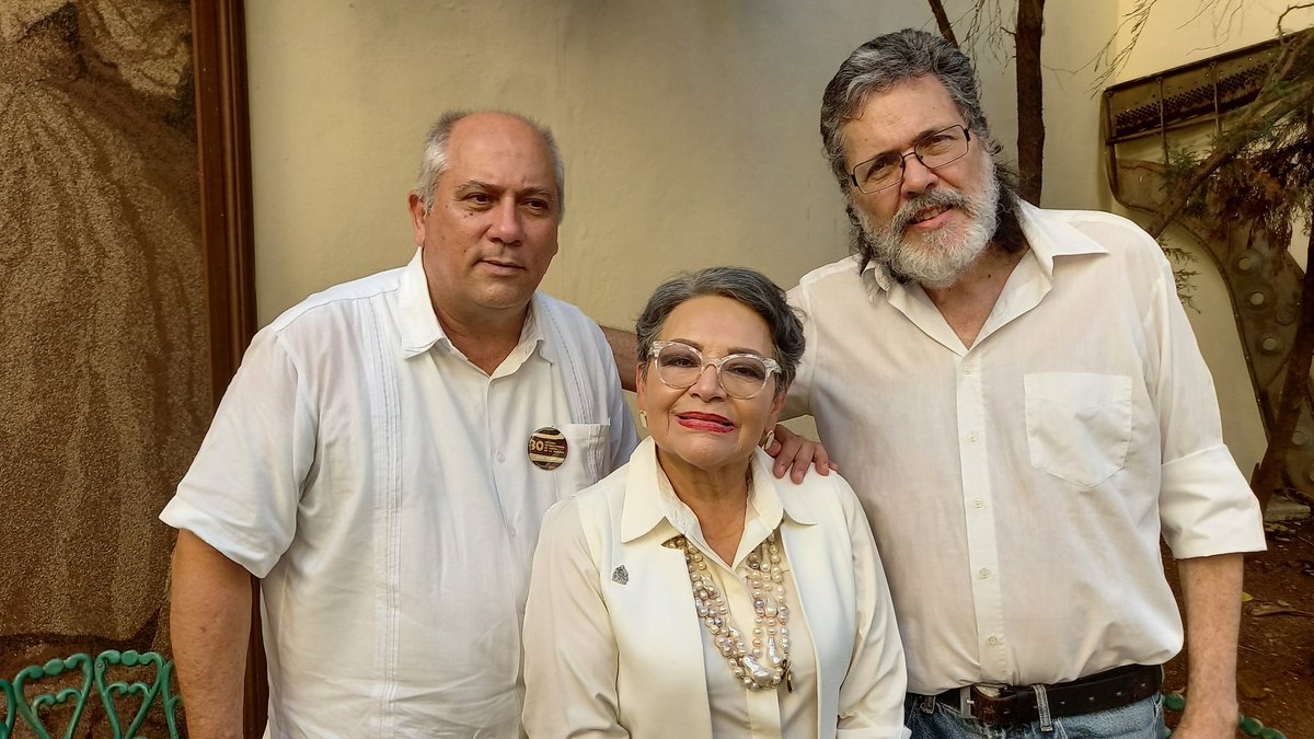 Con dos grandes poetas e incansables defensores de la poesía, Alpidio y Annarella Vélez, Ministro y Ministra de Cultura de Cuba y de Honduras, antes de iniciarse la Velada Palabra del Mundo en la Basílica. #CubaEsCultura