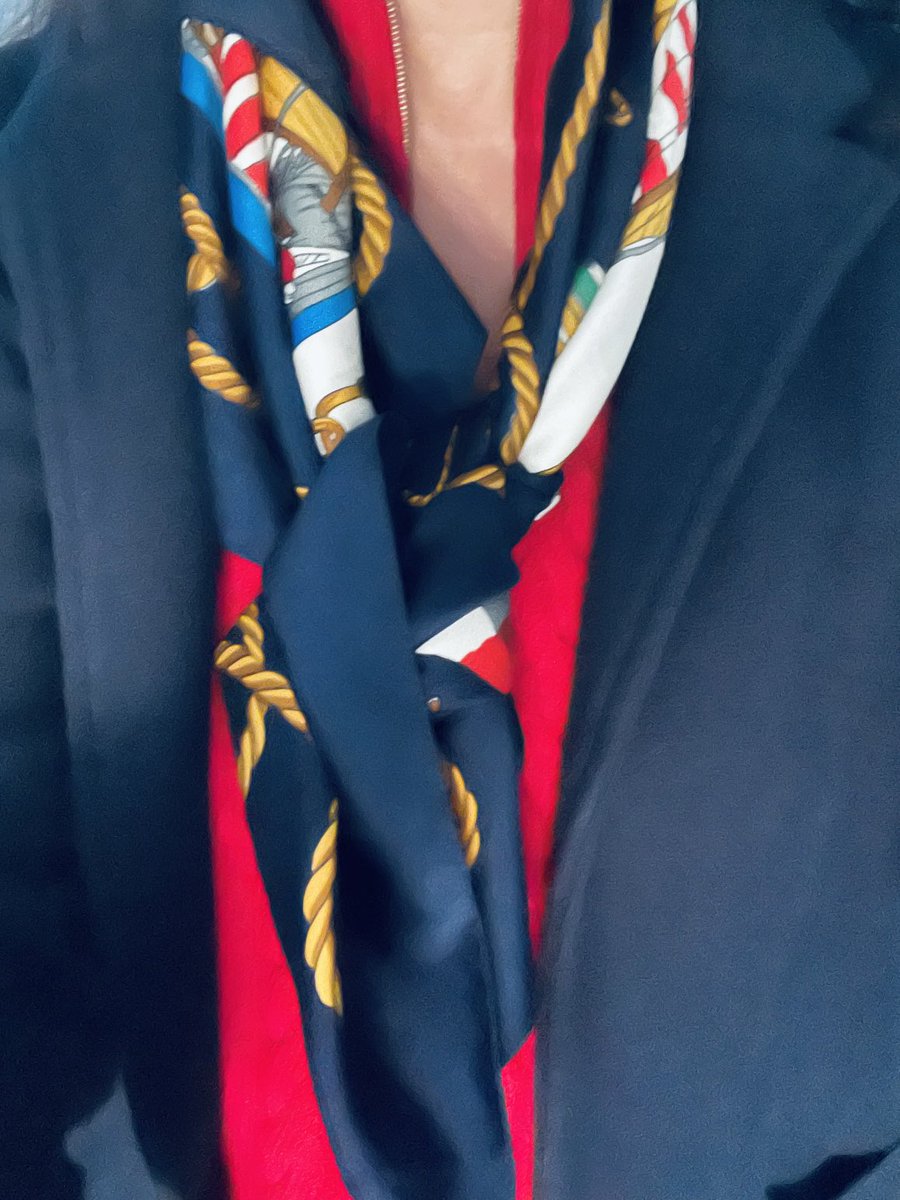 In Boston for a conference at HLS and just checked in to hotel. The person checking me in asked me if I was a flight attendant. “No, why do you ask”? “Oh, because of your outfit / the colors”… valid!!! And my cue to change before dinner.