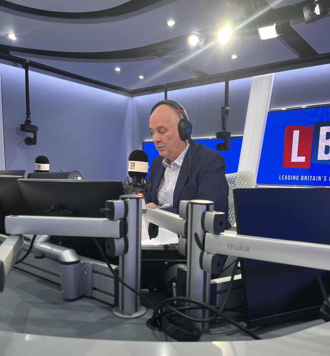 A great man saying goodbye (for now) tonight. @IainDale is a wonderful colleague and a great friend who has been nothing but kind and supportive ever since I joined LBC. I’ll miss him massively, but full of respect for what he’s off to do. Farewell my friend!
