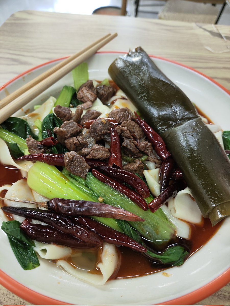 ELSADOS233's tweet image. 叮~时间到了~~
是牛油板面~
辣椒有两种，带梗的是很辣的牛油炸辣椒~~~