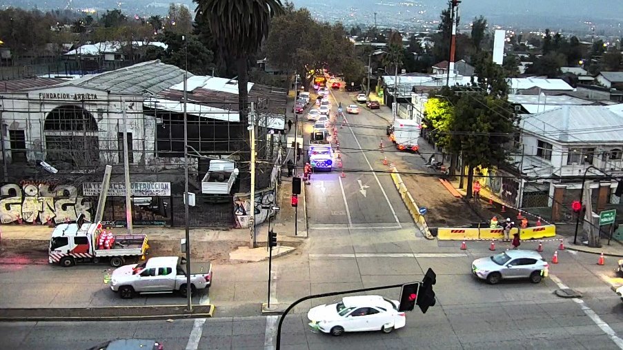 TTISantiago's tweet photo. RECORDAMOS (18:31) que desde ayer lunes y hasta el miércoles 29 de mayo está reducida la pista de ingreso a José Arrieta al oriente desde A. Vespucio, por trabajos de #AVO2. Hay una pista por sentido en José Arrieta hacia este cruce #Peñalolén https://t.co/J1nyMSW8Ou