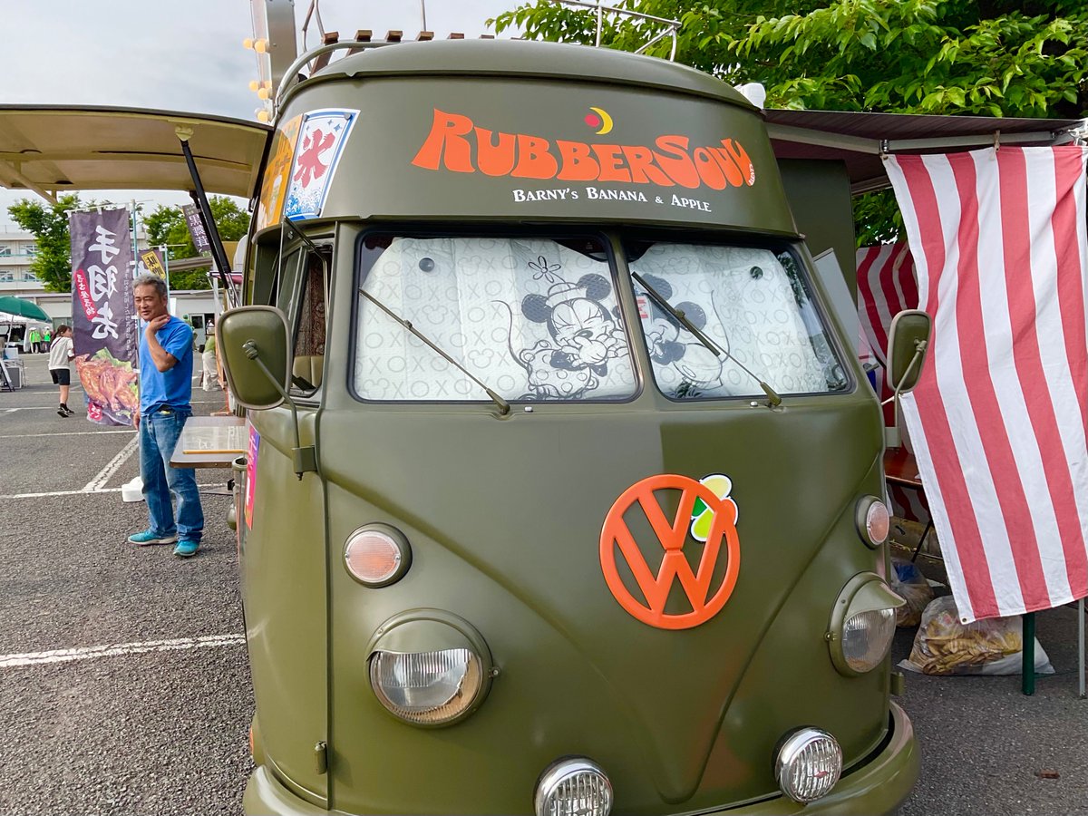 #VW 社が
ノルウェー軍隊へキッチンカー仕様にカスタム生産した、
世界で３台しか現存しない
貴重な Highroof VW バスに出会いました。ｶｯﾁｮｴｴ...😂😂
 ( バナナチョコ🍌りんごあめ🍎専門店 #RUBBERSOUL✨)

みなちゃま、
おはようニャンコでごぜーます💕💕 @retoro_mode