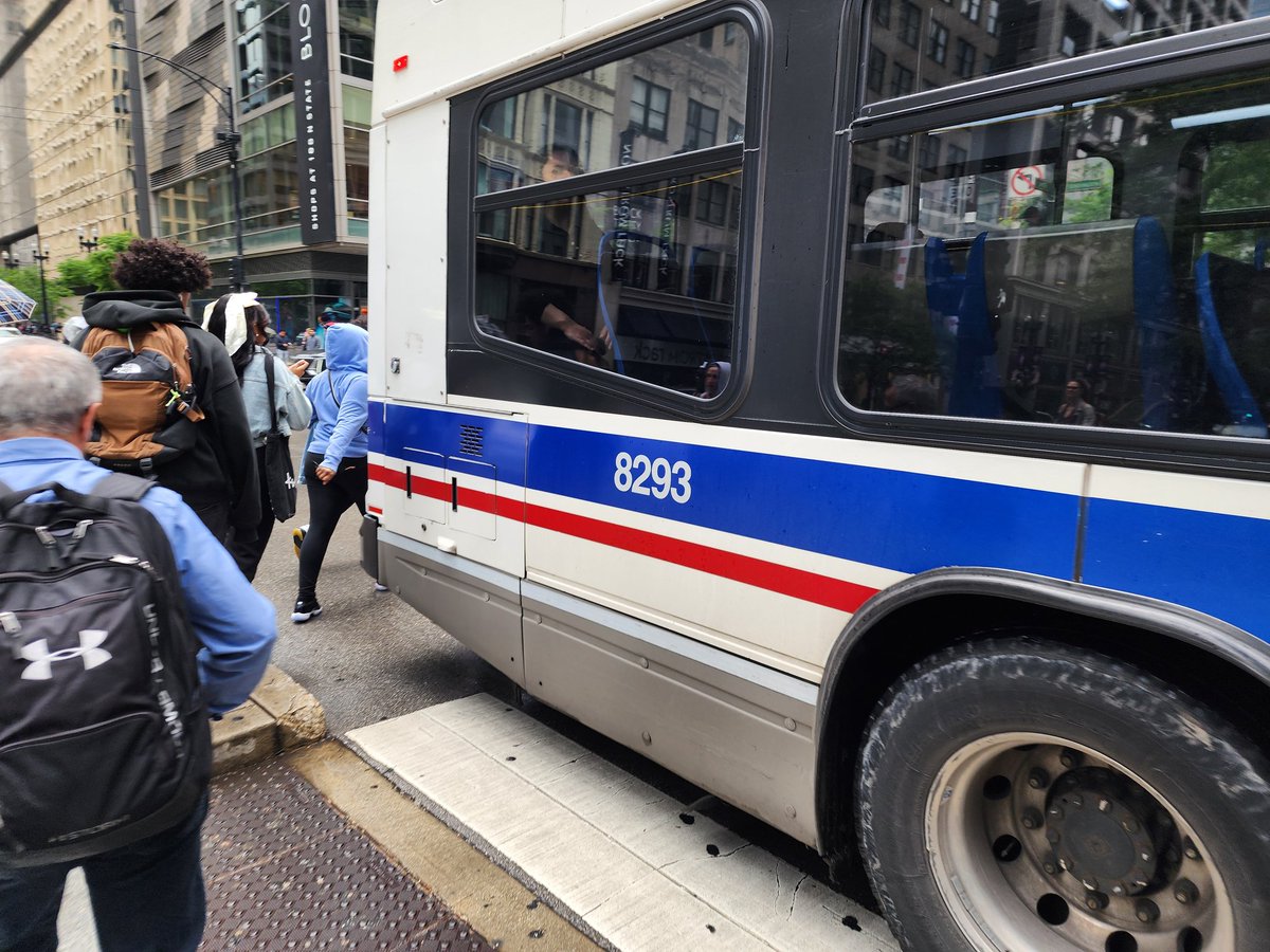 ASSanineFool's tweet image. @cta @ctaaction yet another bus that rushed a red light just to sit in the intersection and block the crosswalk. Stellar transit agency. #ctasucks #ctafail #firedorval