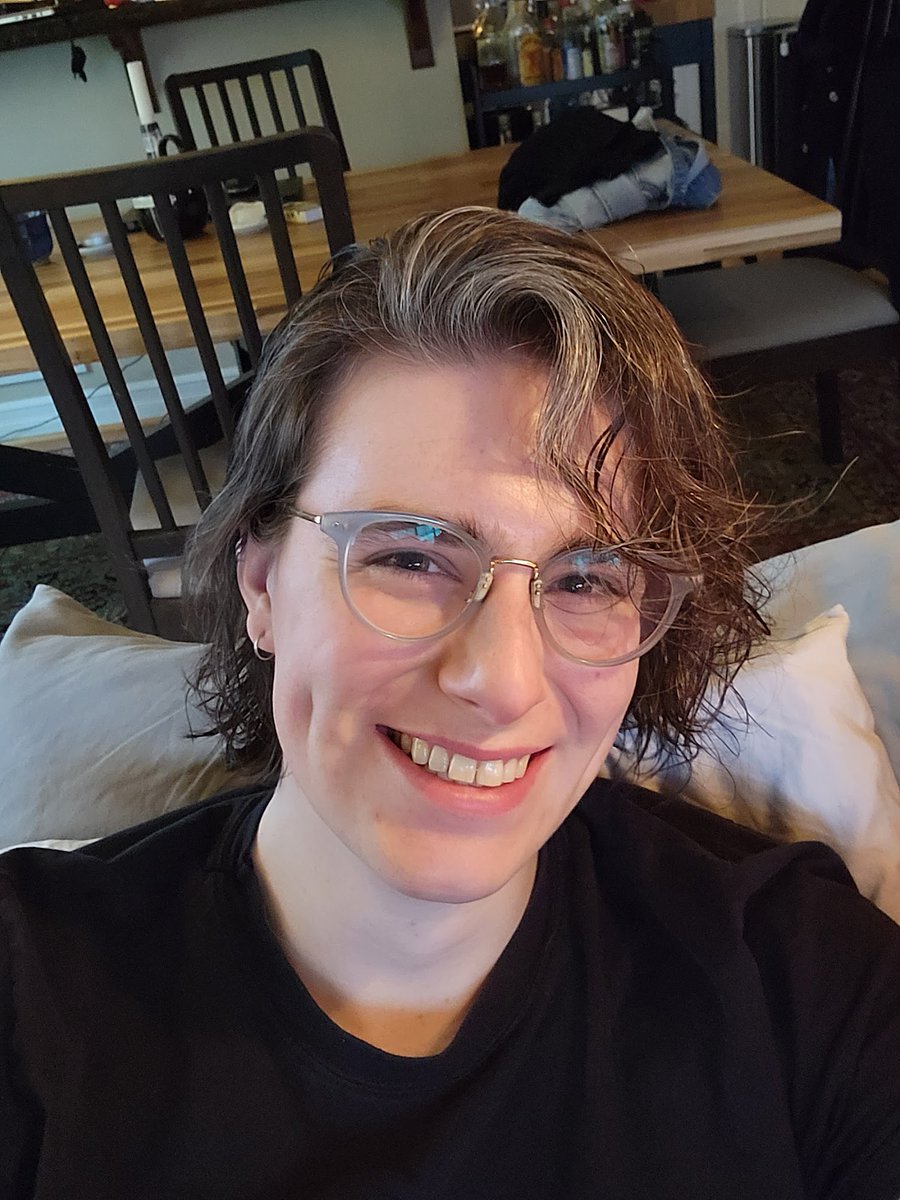 hazeldeeznuts's tweet photo. new haircut :) https://t.co/CNWIkoyaMO