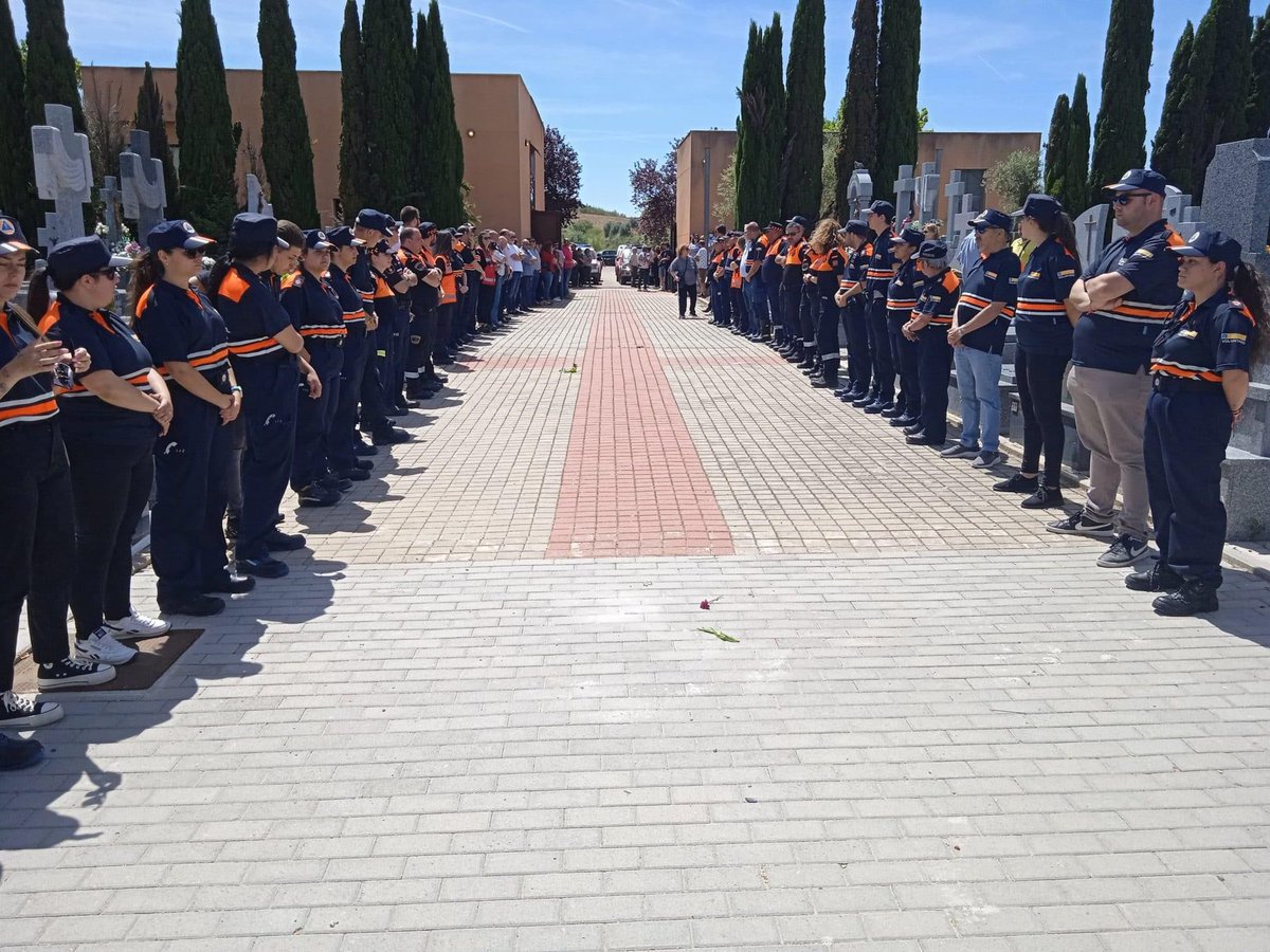PCivilMeco's tweet photo. 📍#Uceda El pasado domingo nos desplazamos a Uceda para dar el último adiós a nuestro amigo y compañero Antonio. Amigo y compañero cuídanos desde arriba. @p.c.uceda mucho ánimo y todo nuestro cariño.

#sirenasalcielo🚨 
#lasprotescuentan https://t.co/jYczIWfitn