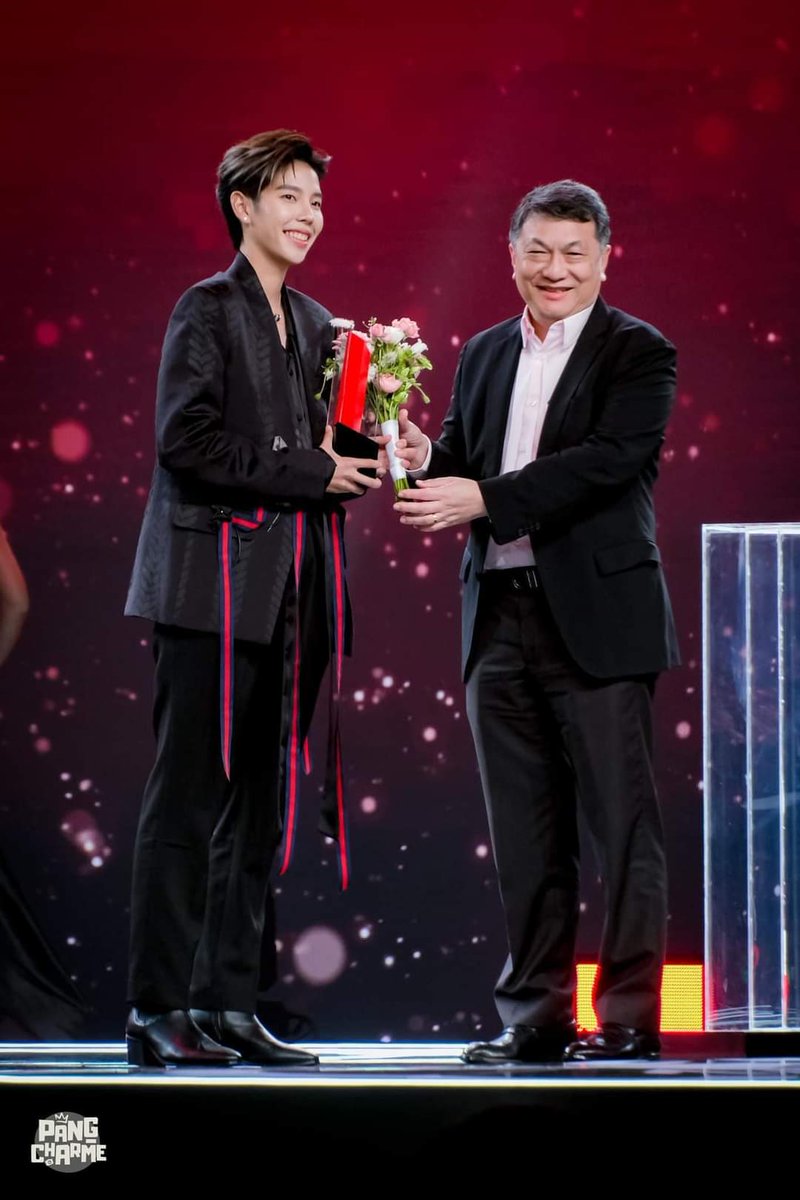 Pornthip0922's tweet photo. ยินดีกับทุกความสำเร็จของคุณ..ศิลปินคนโปรดของฉัน💚
#คมชัดลึกอวอร์ด20
#คมชัดลึกอวอร์ด20xป๊ายปาย โอริโอ้
#นุ๊กปาย https://t.co/sjJ3CLHz7i