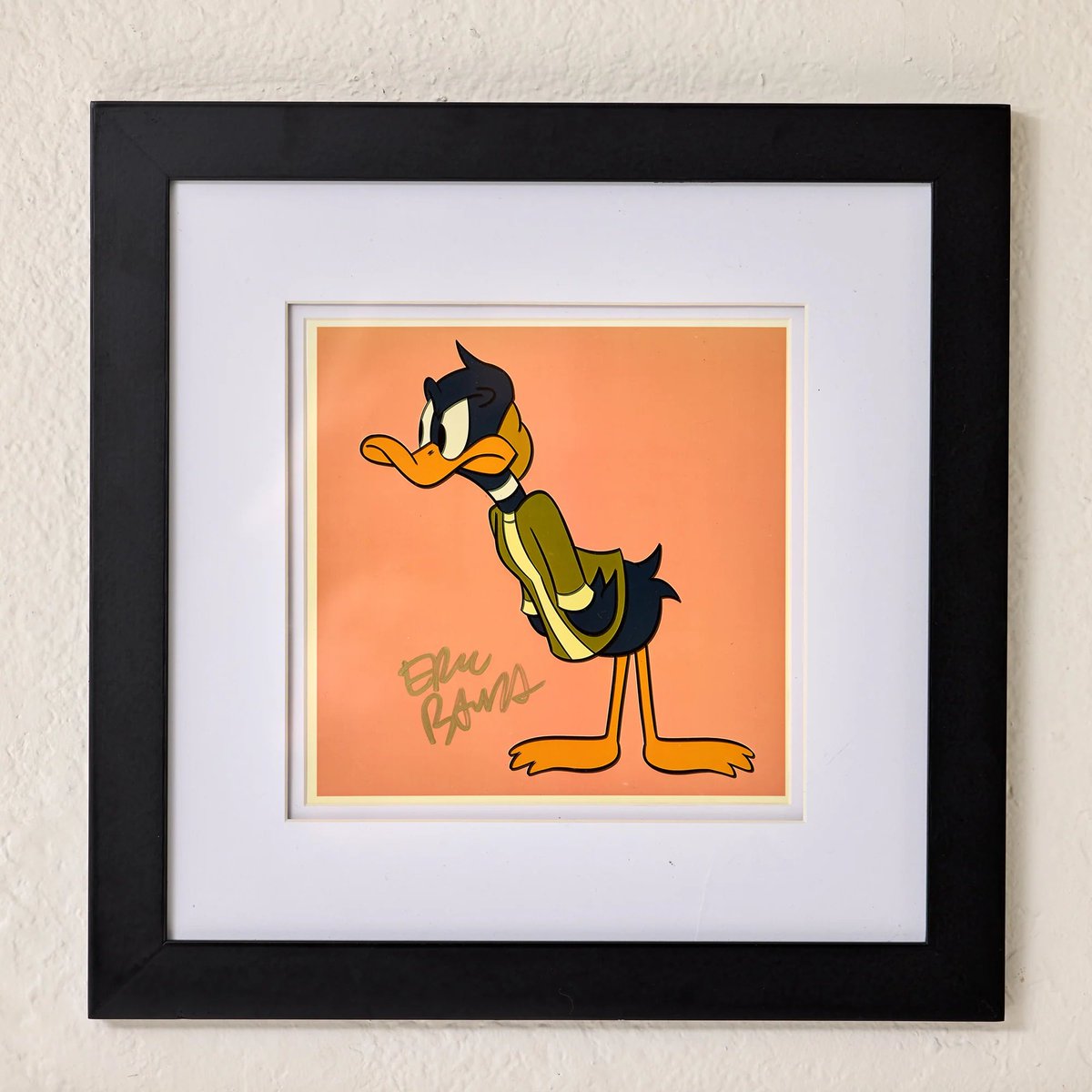 lksassi's tweet image. Friend told me to draw Daffy Duck as Frasier as a joke but Daffy Duck's current voice actor @bauzilla ended up signing it. You can buy it here: frasierartshow.myshopify.com/products/frasi…