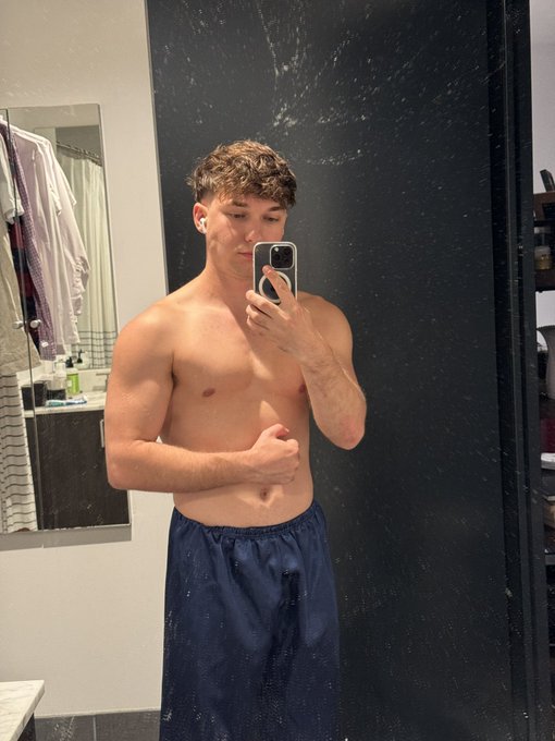3 pic. Daddy says good night. ? https://t.co/gbV27ixb4L
