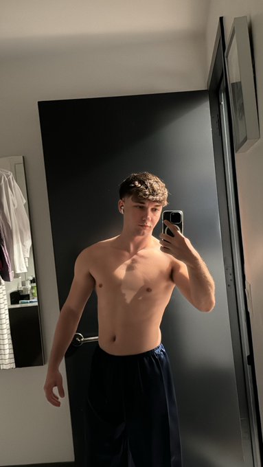 2 pic. Daddy says good night. ? https://t.co/gbV27ixb4L