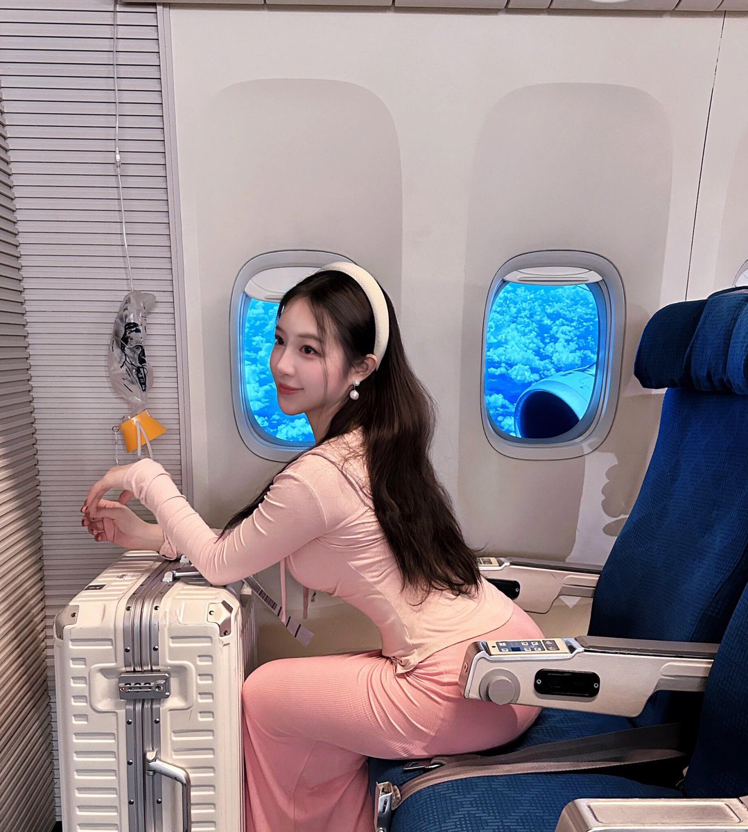 人生多像飞机在空中留下的曲线，飞机起飞了，一段故事开始了。飞机降落了，一段故事便走到结局 ——麦洛洛《小小麦田》