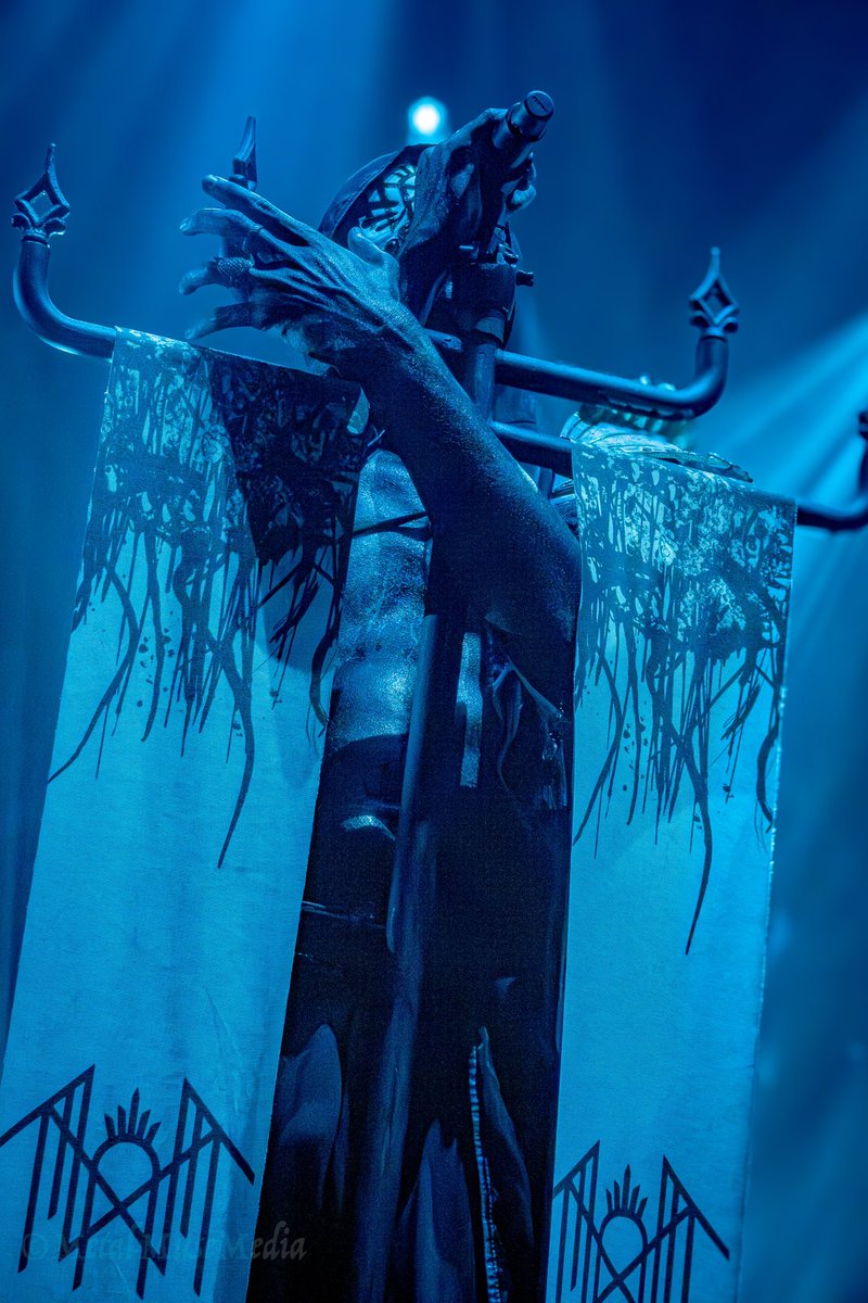 metalmusemedia's tweet photo. When I tell you this man did this after walkalining himself onto the mic looking at me, I mean that he did this very purposefully https://t.co/XBrxLxagXE