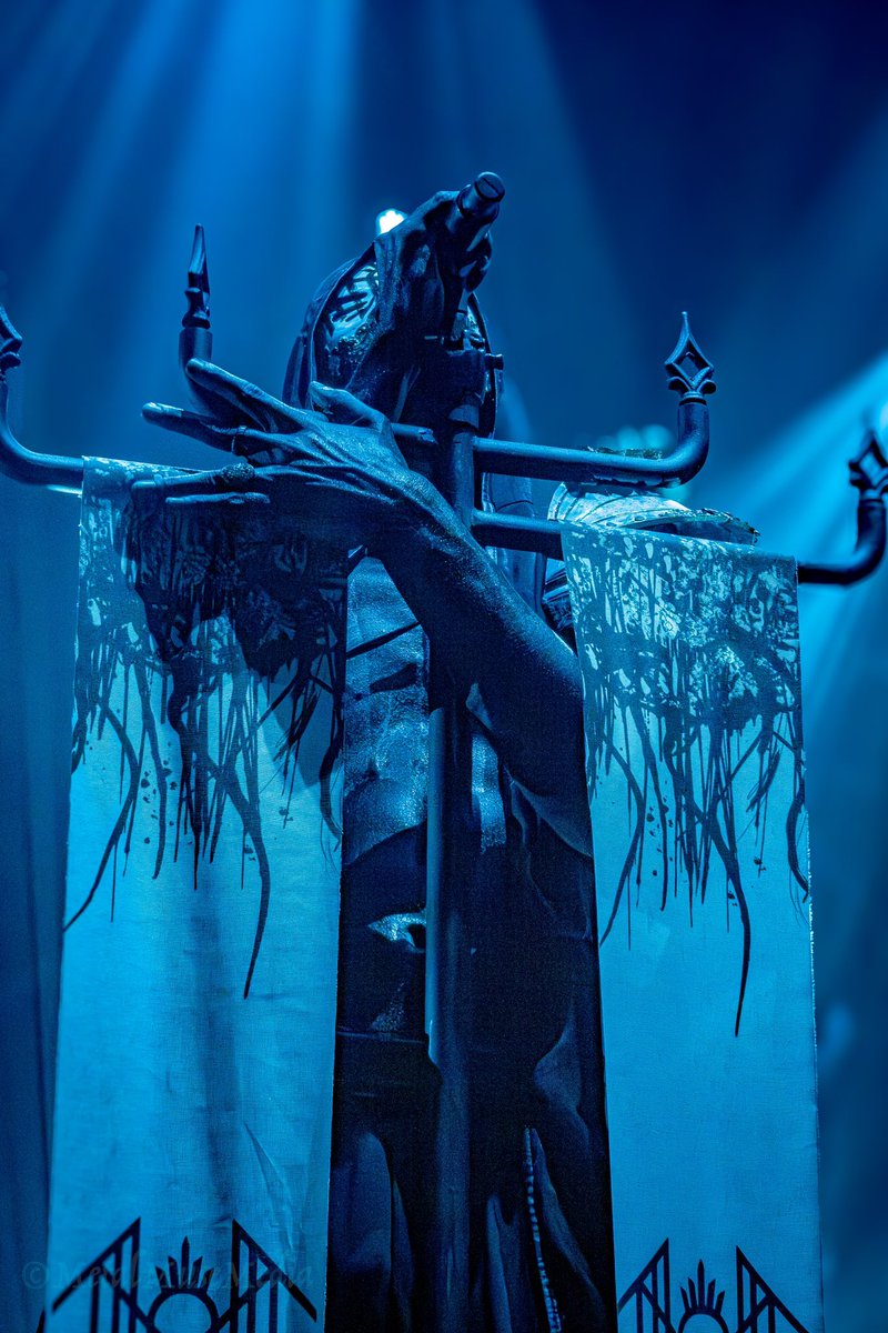 metalmusemedia's tweet photo. When I tell you this man did this after walkalining himself onto the mic looking at me, I mean that he did this very purposefully https://t.co/XBrxLxagXE