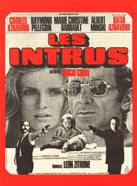 merlinpapin3's tweet photo. .@FredOL69007 #DéfiCinéClassique2024 (Aznavour) avec le film #LesIntrus de Sergio Gobbi (1972) avec Charles Aznavour Albert Minski Marie Christine Barrault Raymond Pellegrin Katia Aznavour Romuald Figuier Denise Glaser Léon Zitrone
Charles Bernard, grand chirurgien, revient de croisière avec sa femme Françoise et leur fillette de trois ans, Viviane. Arrivés dans leur villa de la Napoule, ils se retrouvent face à un inconnu qui menace de tuer la fillette de Bernard à moins qu'il lui remette 100 millions de francs en espèces, alors que son complice, Albert, tient l'enfant au-dessus du vide.
Dans l'impossibilité de s'opposer aux deux bandits qui ont pris de nombreuses précautions, Bernard obtempère. Il prend donc l'avion avec l'inconnu dès le lendemain, afin de retirer la somme réclamée à la banque, tandis que le complice est chargé de surveiller la femme et la fille. Bernard apprend que sa femme s'est fait violer, ce qui anime sa volonté de se venger des deux truands responsables de cet acte odieux. Après de nombreuses péripéties, il récupérera saine et sauve sa fillette et tuera les kidnappeurs et maîtres chanteurs.
Le très bucheron Sergio Gobbi nous propose ce thriller sans grand intérêt mais l’écriture au scénario de Aznavour et de la présence de sa fille Katia
Ce type de scénario on l’a vue mille fois (Gibson, Bronson, Delon,) et Gobbi par sa réalisation fade empêche totalement de prendre le moindre plaisir de cinéphile, malgré Pellegrin et Aznavour