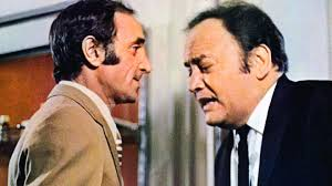 merlinpapin3's tweet photo. .@FredOL69007 #DéfiCinéClassique2024 (Aznavour) avec le film #LesIntrus de Sergio Gobbi (1972) avec Charles Aznavour Albert Minski Marie Christine Barrault Raymond Pellegrin Katia Aznavour Romuald Figuier Denise Glaser Léon Zitrone
Charles Bernard, grand chirurgien, revient de croisière avec sa femme Françoise et leur fillette de trois ans, Viviane. Arrivés dans leur villa de la Napoule, ils se retrouvent face à un inconnu qui menace de tuer la fillette de Bernard à moins qu'il lui remette 100 millions de francs en espèces, alors que son complice, Albert, tient l'enfant au-dessus du vide.
Dans l'impossibilité de s'opposer aux deux bandits qui ont pris de nombreuses précautions, Bernard obtempère. Il prend donc l'avion avec l'inconnu dès le lendemain, afin de retirer la somme réclamée à la banque, tandis que le complice est chargé de surveiller la femme et la fille. Bernard apprend que sa femme s'est fait violer, ce qui anime sa volonté de se venger des deux truands responsables de cet acte odieux. Après de nombreuses péripéties, il récupérera saine et sauve sa fillette et tuera les kidnappeurs et maîtres chanteurs.
Le très bucheron Sergio Gobbi nous propose ce thriller sans grand intérêt mais l’écriture au scénario de Aznavour et de la présence de sa fille Katia
Ce type de scénario on l’a vue mille fois (Gibson, Bronson, Delon,) et Gobbi par sa réalisation fade empêche totalement de prendre le moindre plaisir de cinéphile, malgré Pellegrin et Aznavour