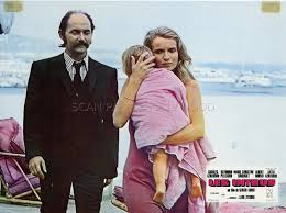 merlinpapin3's tweet photo. .@FredOL69007 #DéfiCinéClassique2024 (Aznavour) avec le film #LesIntrus de Sergio Gobbi (1972) avec Charles Aznavour Albert Minski Marie Christine Barrault Raymond Pellegrin Katia Aznavour Romuald Figuier Denise Glaser Léon Zitrone
Charles Bernard, grand chirurgien, revient de croisière avec sa femme Françoise et leur fillette de trois ans, Viviane. Arrivés dans leur villa de la Napoule, ils se retrouvent face à un inconnu qui menace de tuer la fillette de Bernard à moins qu'il lui remette 100 millions de francs en espèces, alors que son complice, Albert, tient l'enfant au-dessus du vide.
Dans l'impossibilité de s'opposer aux deux bandits qui ont pris de nombreuses précautions, Bernard obtempère. Il prend donc l'avion avec l'inconnu dès le lendemain, afin de retirer la somme réclamée à la banque, tandis que le complice est chargé de surveiller la femme et la fille. Bernard apprend que sa femme s'est fait violer, ce qui anime sa volonté de se venger des deux truands responsables de cet acte odieux. Après de nombreuses péripéties, il récupérera saine et sauve sa fillette et tuera les kidnappeurs et maîtres chanteurs.
Le très bucheron Sergio Gobbi nous propose ce thriller sans grand intérêt mais l’écriture au scénario de Aznavour et de la présence de sa fille Katia
Ce type de scénario on l’a vue mille fois (Gibson, Bronson, Delon,) et Gobbi par sa réalisation fade empêche totalement de prendre le moindre plaisir de cinéphile, malgré Pellegrin et Aznavour