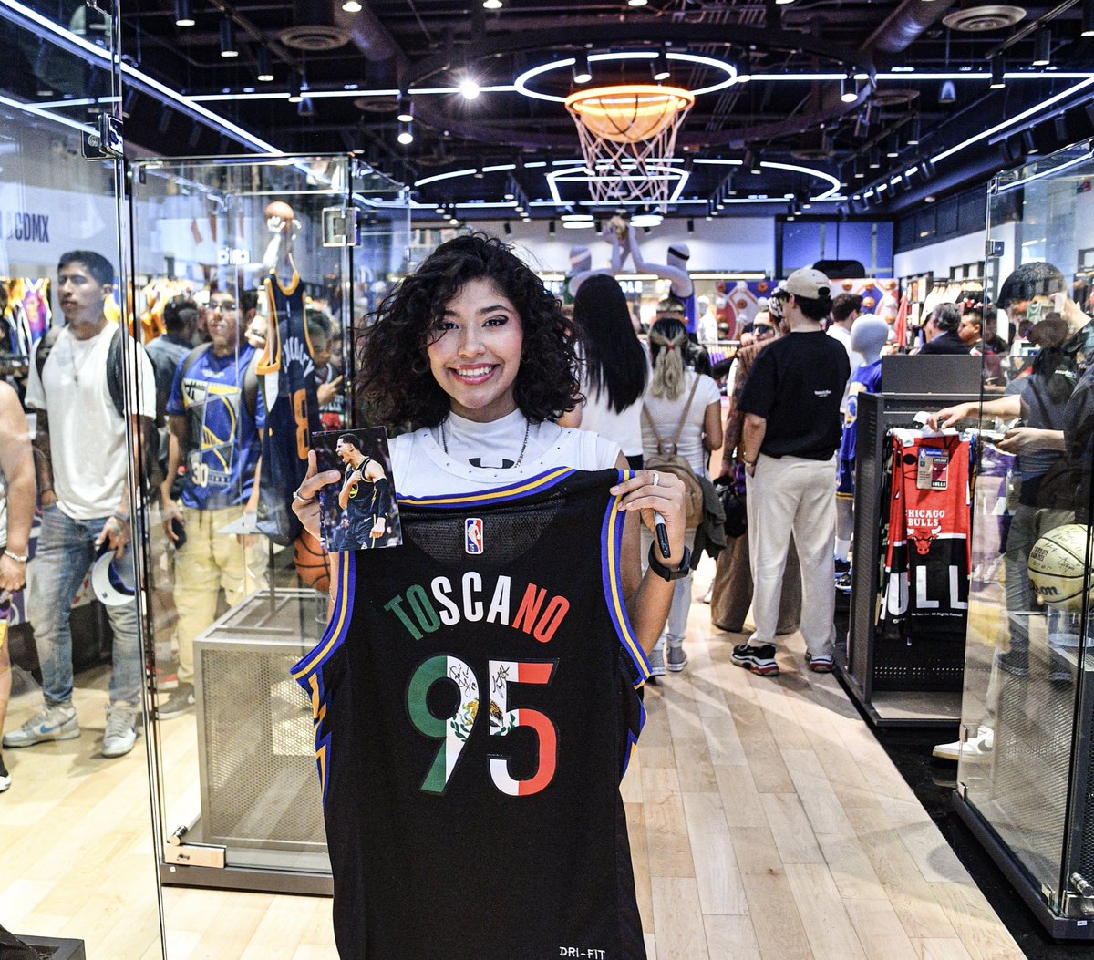 #MexBasquet 🇲🇽🏀 ¡Llamas y Toscano, en la inauguración de la Tienda @NBA #enelcorazóndelacdmx!

Una fiesta la que se vivió en Oasis Coyoacán, en la firma de autógrafos con 2 de los máximos referentes en la historia del basquetbol de México.

¡Gracias a @nbamex por la invitación!