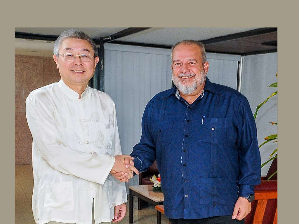 El primer ministro de #Cuba, Manuel Marrero, sostuvo un fraternal encuentro con el embajador del gigante asiático aquí, Ma Hui, quien concluye su misión diplomática luego de tres años. @cadenagramonte @FreddysMario @JorgeSutil2 @YaimyrB @AdrianCamaguey @Niurisleidy