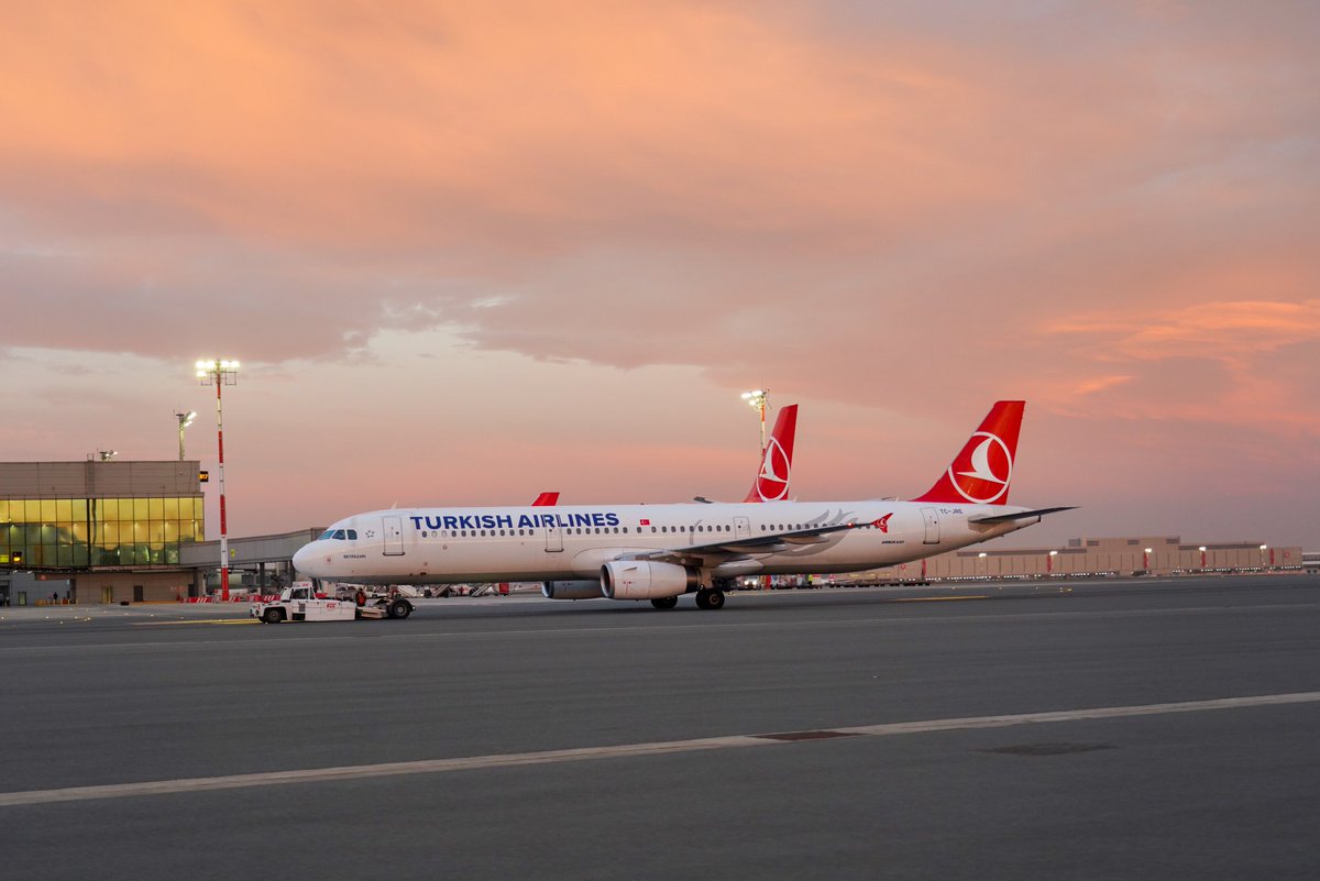 Tahran Uçuşları Artıyor 🇹🇷✈️🇮🇷 • Türk Hava Yolları, 10 Haziran'dan itibaren İstanbul - Tahran seferlerinde haftalık uçuş sayısını 35'ten 42'ye yükselterek günlük sefer sayısını 6'ya çıkarıyor. • Bu sayede THY, Tahran'a en fazla uçuş gerçekleştiren uluslararası havayolu