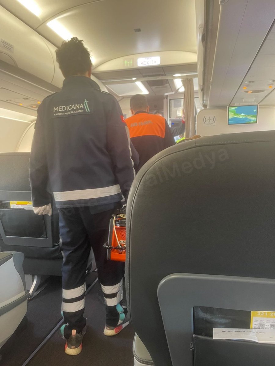 Türk Hava Yolları’nın #TK2704 İstanbul - Erzurum uçağı hasta yolcu sebebiyle park pozisyonuna geri döndü. Sağlık ekipleri uçağa geldi, hasta yolcu ambulansa götürüldü. Uçuş birazdan icra edilecek.