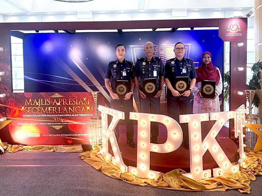 ABPMWUtara's tweet photo. TAHNIAH kepada 4 orang pegawai ABPM Wilayah Utara  yang telah menerima Anugerah Perkhidmatan Cemerlang (APC) Tahun 2023. https://t.co/ZTaVfoufXG