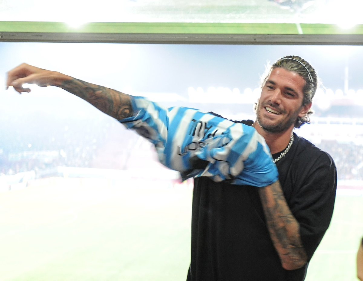 RacingClub's tweet image. Una visita de lujo para ver la clasificación de La Academia:

@rodridepaul, Campeón del Mundo y nuestro 🏆🎓