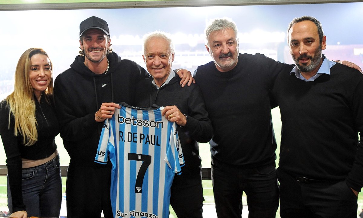 RacingClub's tweet image. Una visita de lujo para ver la clasificación de La Academia:

@rodridepaul, Campeón del Mundo y nuestro 🏆🎓