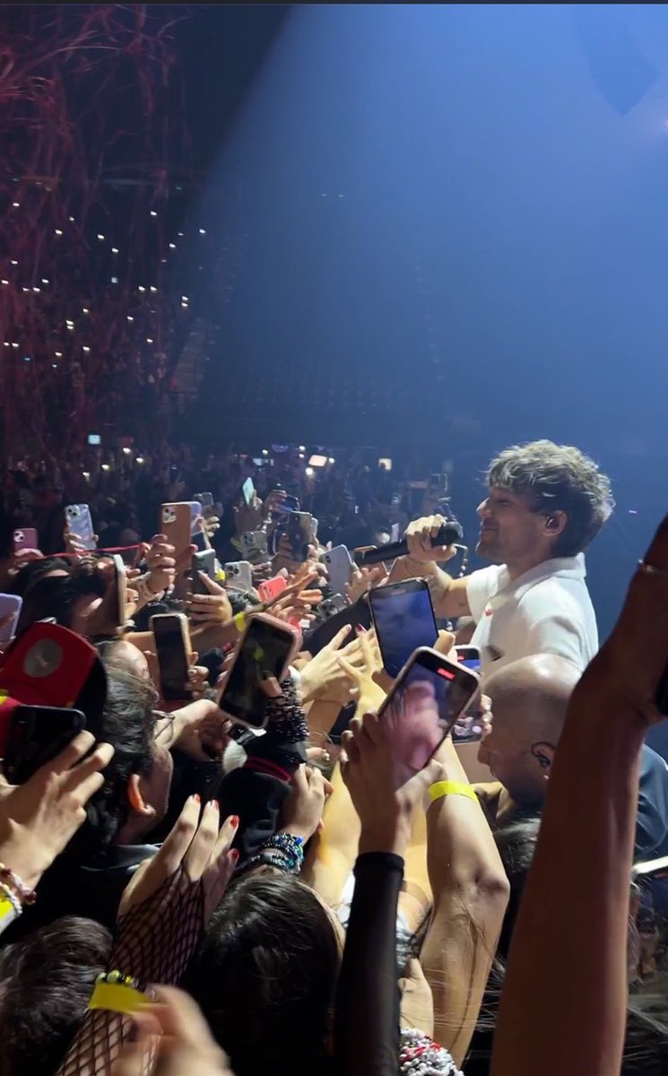 Louis at barricade! #FaithInTheFutureBogotá 28.5.24 📸: lwtsigns