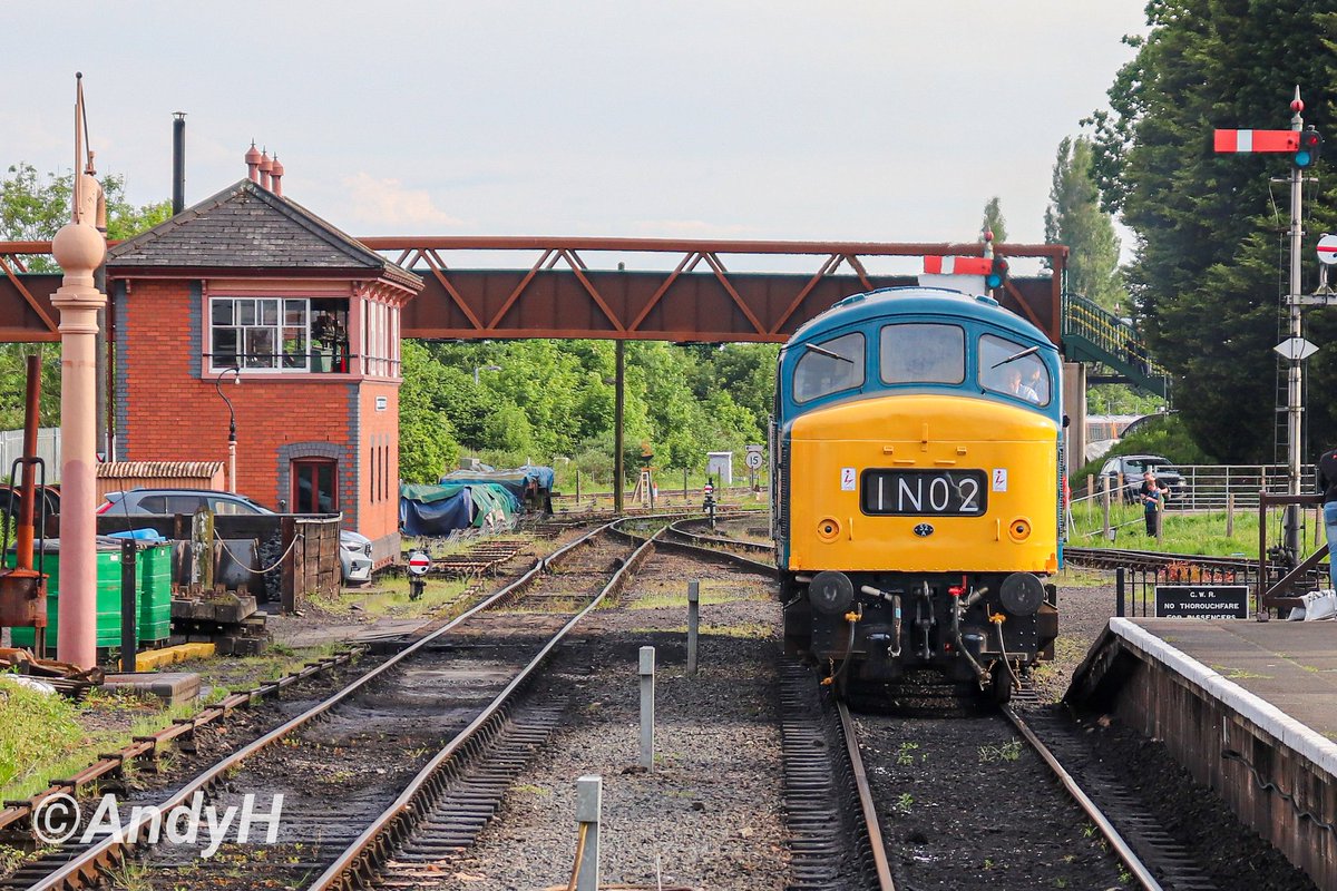 #MidweekPeak Another pic of D182 at Kidderminster from the recent @svrofficialsite gala. She's seen here passing the box & approaching the stock forming the 18.15 service to Bridgnorth on Friday. @Bennybizzle1 & I had the front vestibule the whole way & it was brilliant! 17/5/24