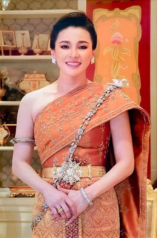 #พระฉายาลักษณ์ สมเด็จพระนางเจ้าสุทิดา พัชรสุธาพิมลลักษณ พระบรมราชินี

ทรงฉลองพระองค์ไทยจักรี ผ้าไหมยกทอง ลายพุ่มข้าวบิณฑ์ใบเทศ ทรงพระกุณฑล จักรีประดับเพชร-พระพาหุรัดประดับเพชร ทองพระกรประดับเพชร-พระปั้นเหน่งประดับเพชร พระสังวาลพรรณดอกไม้ประดับเพชร