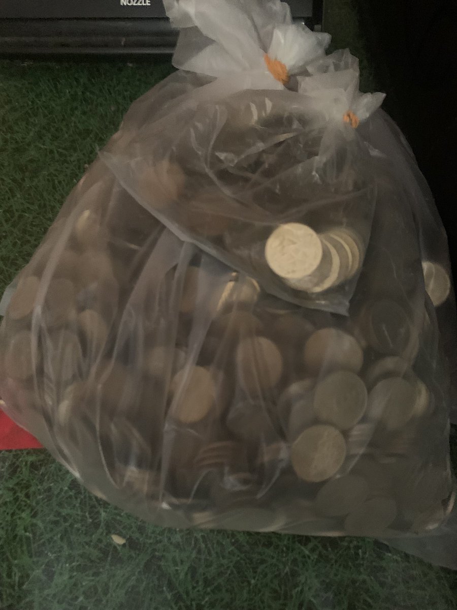 Azri026's tweet photo. nak tukar duit syiling ni pon susah pergi bank tengah hari tak tahu lepas tu orang Bank tu cakap datang pagi hari ke2pergi pagi lepas tu cakap tak nak pulak ni sebab kena ambik masa tiga hari kenapa dekat setiap bank mana 2 tempat yang ada bank tak ada mesin mengira duit syiling? https://t.co/97lG0UpSbK