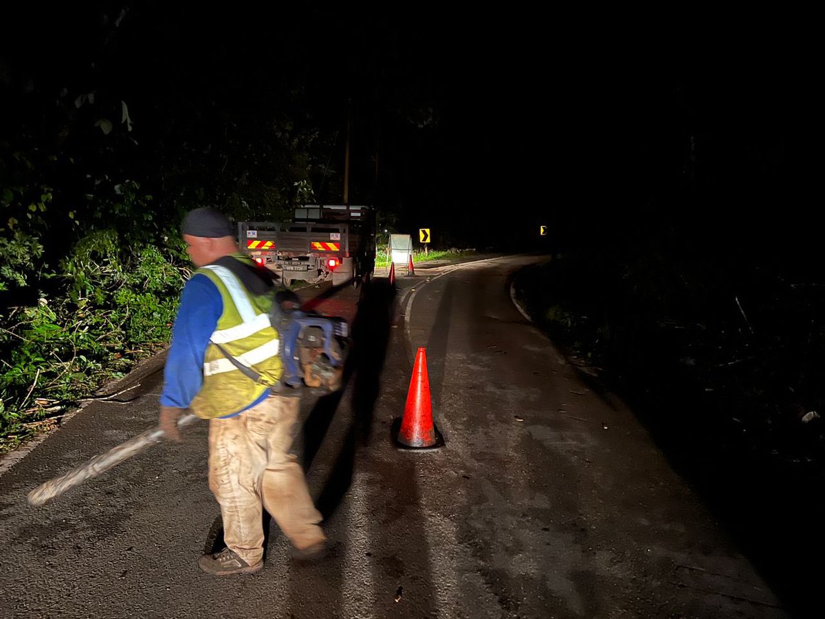 Kerja-kerja pembersihan pokok tumbang di laluan Seksyen 6.40-6.60, Jalan Jalan Lubuk Paku, Maran.

#Jkrpahang
#ypmaintanacesdnbhd