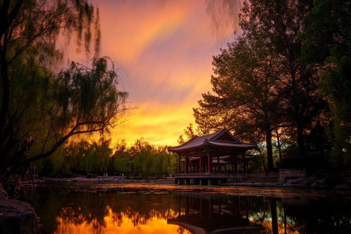 Mesmerized by the breathtaking sunburst #sky over Tsinghua’s campus. Enjoy the golden hour! 🌅✨

#DiscoverTsinghua
📷  Zhang Zhaoji, Yang Yuhan, Yu Zhou, Li Dewei