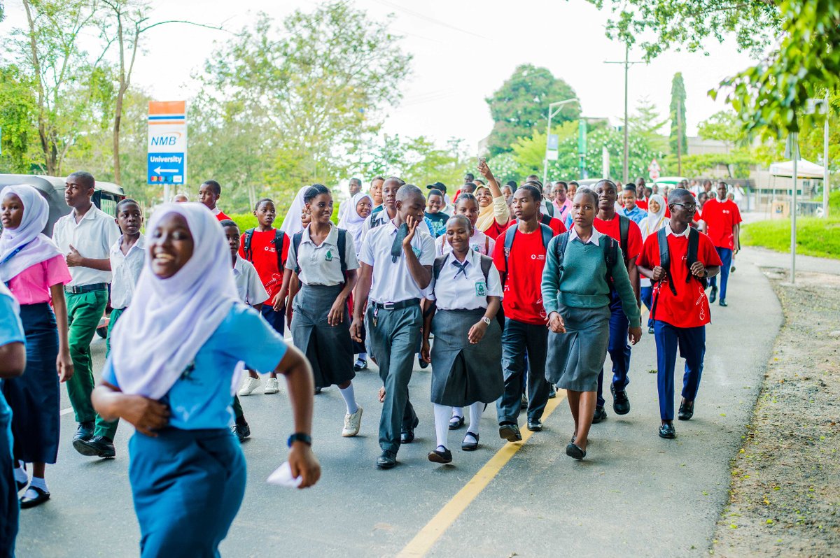 Greathopetz's tweet photo. Ule mzuka wa maandamano ya siku ya kutoa tuzo za #uwezoaward.
@karimjeefoundation @segalfoundation @tvetanzania

#uwezoprogram #uwezoaward #uwezobonanza #uwezokinara #uwezoclub #chukuahatuaoneshauwezo #vijana #elimu #vipaji #ubunifu https://t.co/pdpMD4K8a4