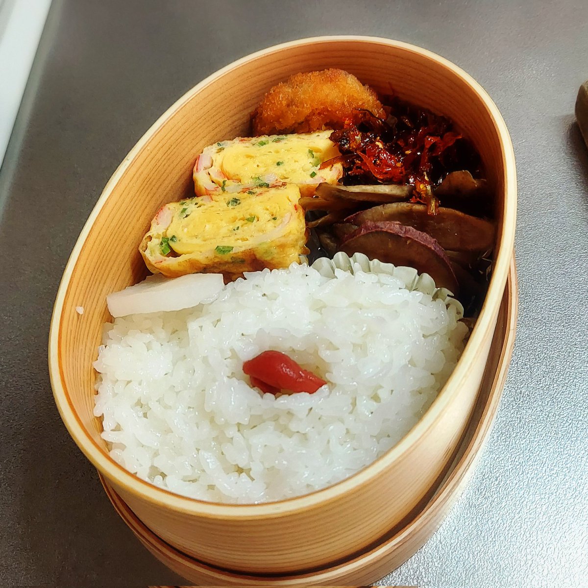 今日のお弁当
青野菜が有りません、冷蔵庫に小松菜はありましたが、朝から調理する気になれず、隙間は佃煮で埋めました
#お弁当記録