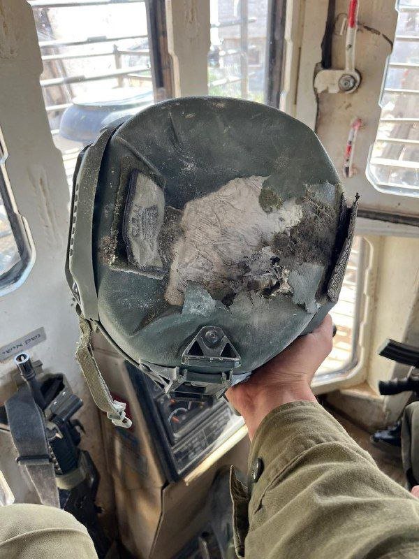 Bagi mereka yang meragukan kekuatan doa pada Allah israel Roket RPG menghantam d9 Ini helm komandan ... Dia dan operatornya luka ringan.... 💫 Yanon Magel