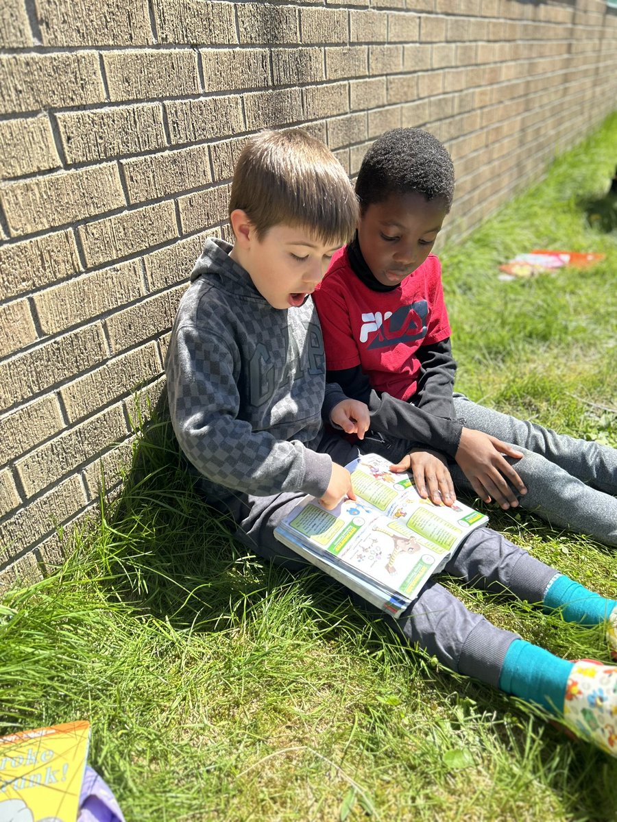 MrsCaines2019's tweet photo. Doing some reading outside today! #Sunshine #ReadingOutside #Relaxing @LarkhallAcademy https://t.co/6pTUBIeeUV
