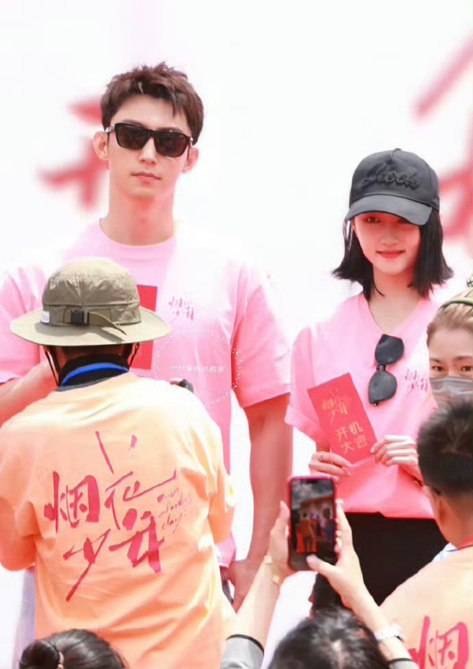 melon_num5's tweet image. #HuangJingyu #GuanXiaotong at iQiyi produced Yan Hua Shao Nian or Our Dazzling Days booting ceremony