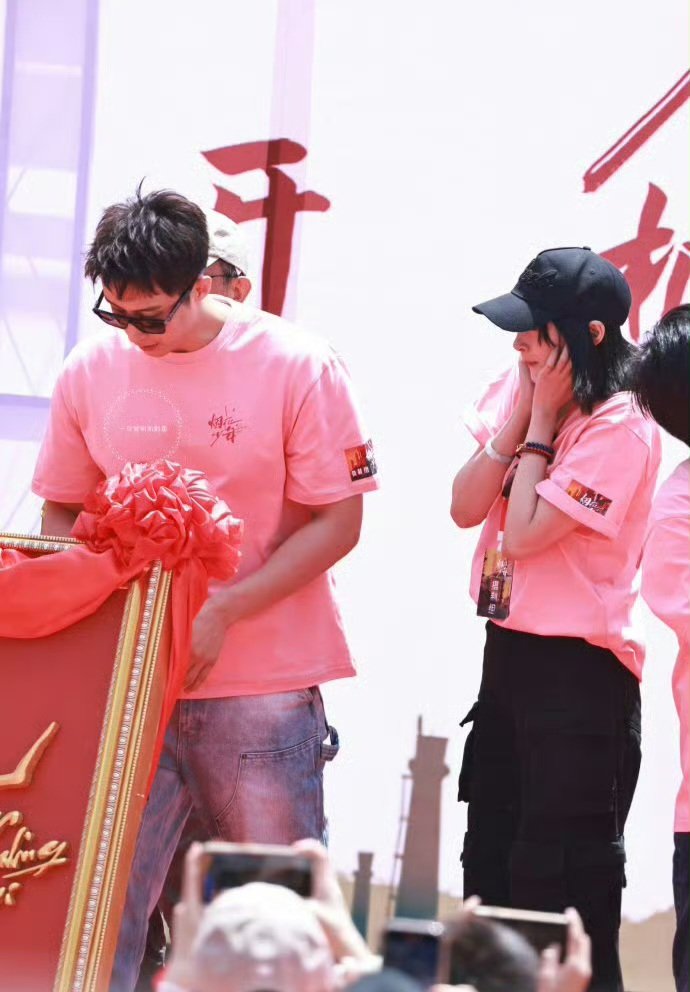 #HuangJingyu #GuanXiaotong at iQiyi produced Yan Hua Shao Nian or Our Dazzling Days booting ceremony