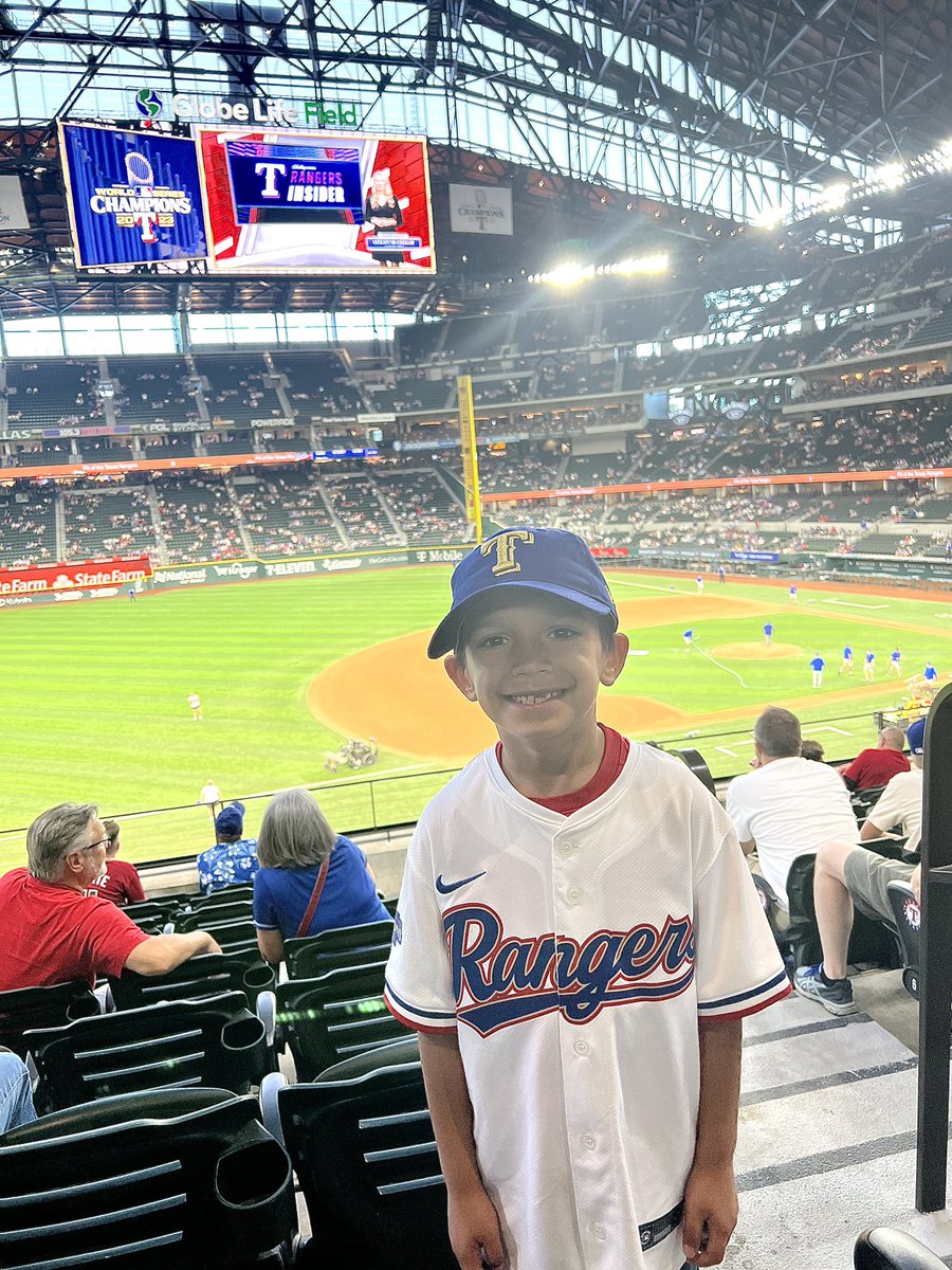 FiredUpRedhead's tweet photo. Go Rangers!! #GlobeLifeoftheParty https://t.co/lwhAXQ2VSR