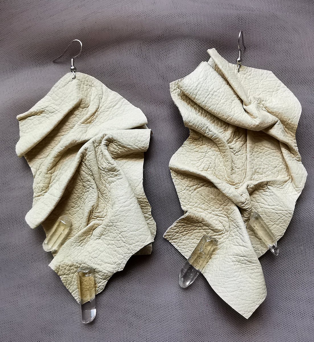Oversized Hand Mold Sculpted leather earrings with raw quartz crystals
🌟Folded Leather Huge Earrings
etsy.com/listing/172457…

#foldedearrings #StatementEarrings #moldearrings #leatherearrings #leathercraft #quartzcrystals #elyseeart #contemporaryearrings