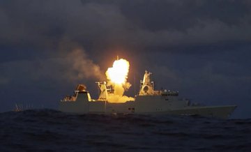 عاجل ـ القيادة المركزية الأمريكية ' 3 صواريخ باليستية مضادة للسفن اُطلقت من اليمن، أصابت سفينة 'لاكس' ترفع علم مارشال في البحر الأحمر القيادة المركزية الأمريكية ' تم الاشتباك مع 5 طائرات مسيّرة اُطلقت من اليمن صوب البحر الأحمر