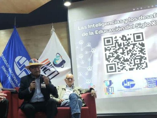 La #RectoraUnesr Dra. @alejareyesunesr participa junto al Dr. Carlos Berbeci, Dra. Elena Adam, Dr. Edgar Martínez y Dr. Julio Valdez en el ciclo de ponencias Las inteligencias y los desafíos de la educación del siglo XXI auditorio Hugo Chávez, @elam_oficial Dr. Salvador Allende.